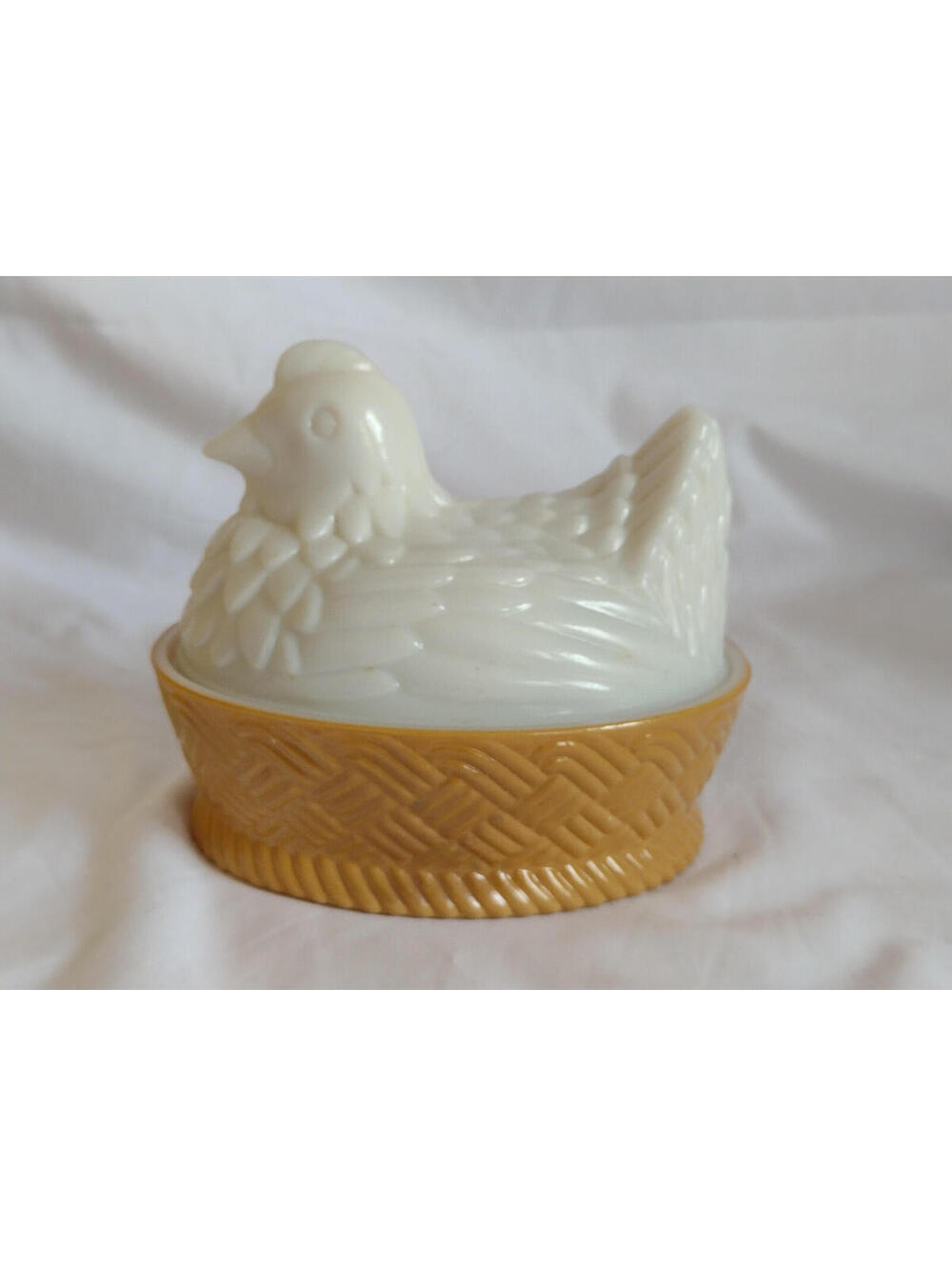 Vintage Hen Milk Glass Soap Dish w eggs Cute Farmhouse Style Decor 1970s - Picture 4 of 16